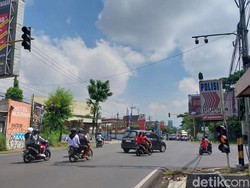 7 Fakta Traffic Light Mini-Unik Kawasan Malang Numpang di Papan Nama Polisi
