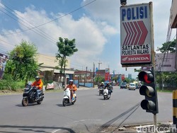 Cerita Tentang Traffic Light Mini Kota Malang yang Numpang Papan Nama Polisi