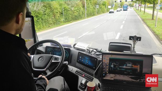 Truk listrik fuel cell hidrogen Mercedes-Benz GenH2 Truk listrik fuel cell hidrogen Mercedes-Benz GenH2 di IAA Transportation di Hannover, Jerman (19/9/2022).