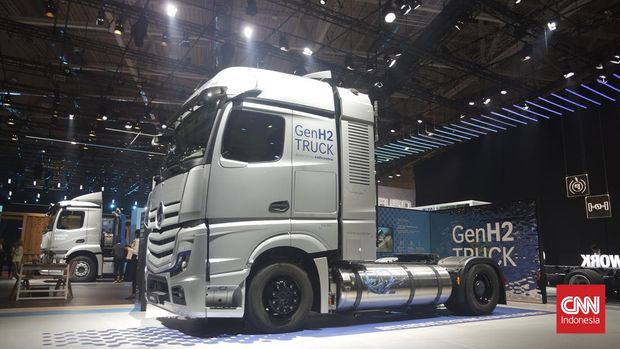 Truk listrik fuel cell hidrogen Mercedes-Benz GenH2 di IAA Transportation di Hannover, Jerman (19/9/2022).