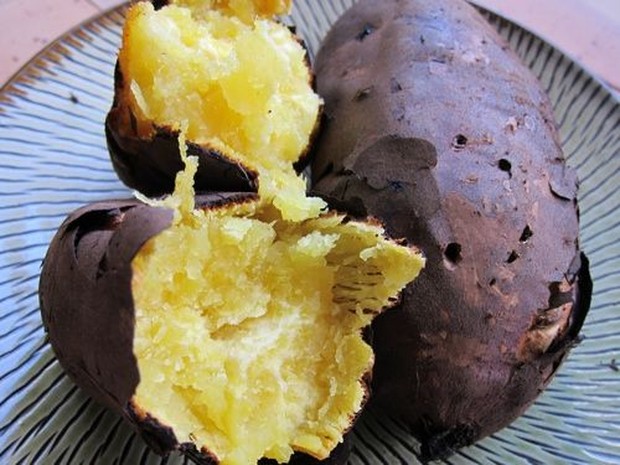 Ubi panggang/Foto: id.pinterest.com/Makiko Itoh Masyarakat Jepang percaya bahwa ubi panggang bisa menjadi berkah di hari yang dingin/Foto: id.pinterest.com/Makiko Itoh