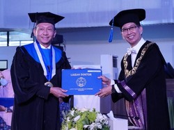 Cerita Aditya Jadi Wisudawan Tertua ITS di Usia 63 Tahun
