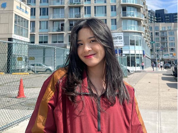 8 Foto Zee JKT48 yang Viral Minta Maaf Usai Video Nge-vape Tersebar