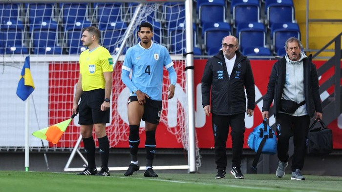 ST. POELTEN, AUSTRIA - SEPTEMBER 23:  Ronald Araujo of Uruguay goes off injured during the International Friendly match between Iran and Uruguay at NV Arena on September 23, 2022 in St. Poelten, Austria. (Photo by Robbie Jay Barratt - AMA/Getty Images)