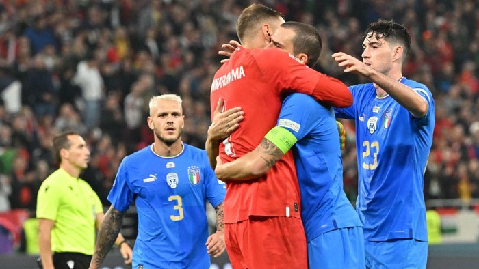 Italys goalkeeper Gianluigi Donnarumma (L), Italys defender Leonardo Bonucci and Italys defender Alessandro Bastoni celebrate after the UEFA Nations League Group 3 football match between Hungary and Italy in Budapest on September 26, 2022. (Photo by Attila KISBENEDEK / AFP) (Photo by ATTILA KISBENEDEK/AFP via Getty Images)