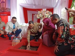 Momen Anies dan Sahroni Letakkan Batu Pertama Rumah Sakit Bedah