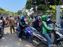 Harga Pertalite Naik, SPBU VIVO Bandung Ramai Diserbu Ojol!