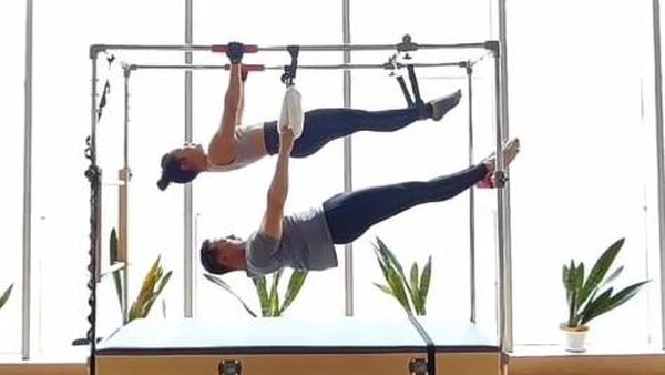 7 Momen Ari Wibowo Pilates Bareng Istri yang Curi Atensi, Kompak & Romantis