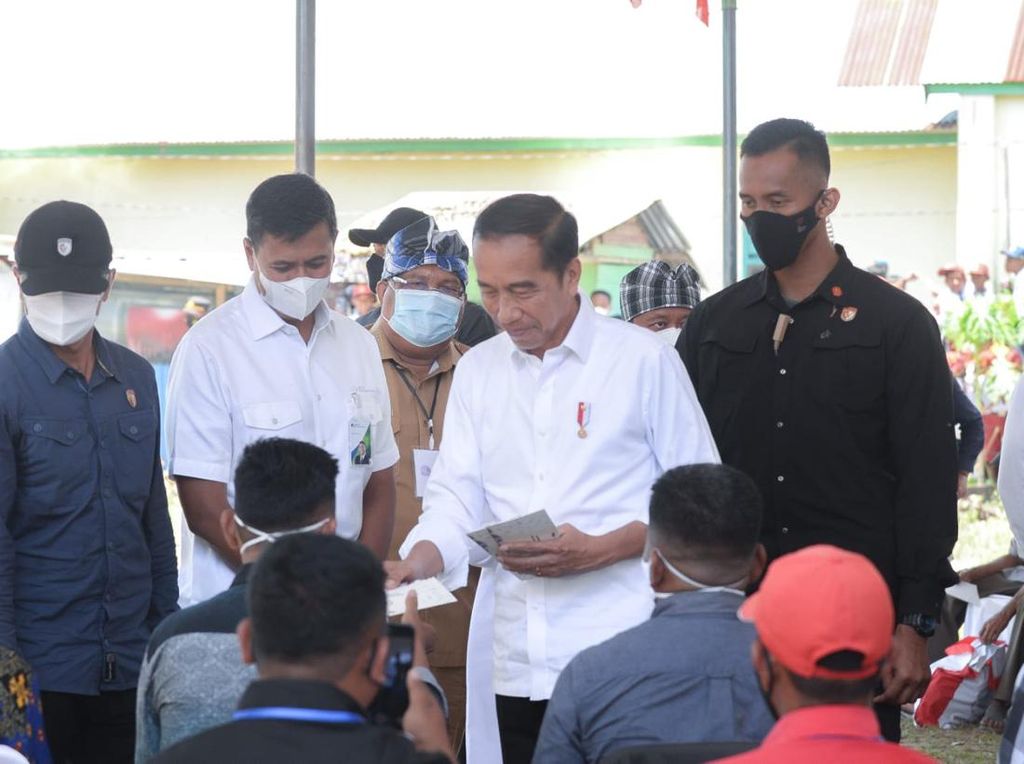 Jokowi Serahkan BSU ke Peserta BPJS Ketenagakerjaan di Baubau & Buton