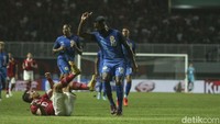 Pertandingan berjalan cukup keras. Indonesia beberapa kali mendapat tendangan bebas menyusul pelanggaran dari pemain Curacao.