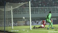 Gol! Dendy Sulistyawan mengembalikan keunggulan Indonesia pada menit ke-87.