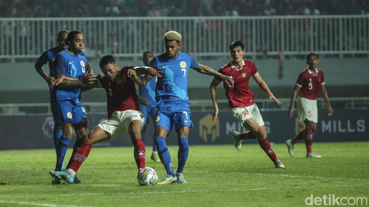 Juninho Bacuna (7,kanan) diserang netizen +62 karena bermain keras saat Curacao tumbang dari Indonesia. (Foto: detikcom/Rifkianto Nugroho)