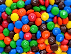 Umur Berapa Kamu Tahu Kepanjangan dari M&Ms, Cokelat Terpopuler Dunia?