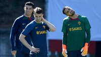 Menjelang laga di Estadio Municipal de Braga, Rabu (28/9/2022) dini hari WIB, para pemain Portugal pun giat berlatih. Foto: AFP via Getty Images/MIGUEL RIOPA