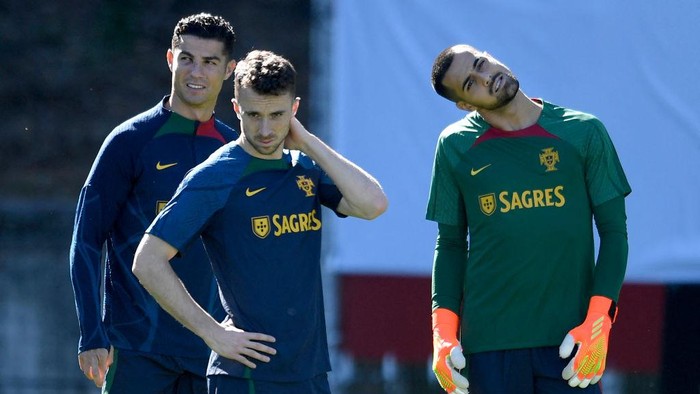 (FromL) Portugal national team's players Portugal's forward Cristiano Ronaldo, Portugal's forward Diogo Jota and Portugal's goalkeeper Diogo Costa attend a training session on the eve of the UEFA Nations League football match between Portugal and Spain, at the Municipal Stadium in Braga on September 26, 2022. (Photo by MIGUEL RIOPA / AFP) (Photo by MIGUEL RIOPA/AFP via Getty Images)