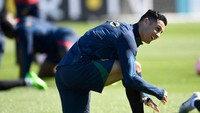 Termasuk Ronaldo yang pamer senyum lebar dalam sesi latihan. Foto: AFP via Getty Images/MIGUEL RIOPA