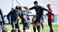 Ronaldo cs bersiap melawan Spanyol dalam laga penentuan di Grup A2 UEFA Nations League. Foto: AFP via Getty Images/MIGUEL RIOPA