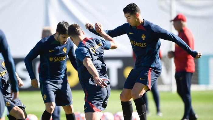 cristiano ronaldo Portugal's forward Cristiano Ronaldo (R) attends a training session on the eve of the UEFA Nations League football match between Portugal and Spain, at the Municipal Stadium in Braga on September 26, 2022. (Photo by MIGUEL RIOPA / AFP) (Photo by MIGUEL RIOPA/AFP via Getty Images)