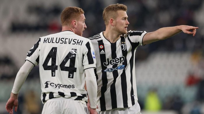 TURIN, ITALY - JANUARY 06: Matthijs De Ligt of Juventus reacts as team mate Dejan Kulusevski looks on during the Serie A match between Juventus and SSC Napoli at Allianz Stadium on January 06, 2022 in Turin, Italy. (Photo by Jonathan Moscrop/Getty Images)