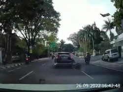 Viral Pemotor Jatuh Usai Senggolan dengan Mobil di Bandung
