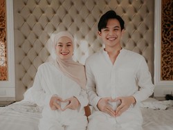 Dinda Hauw Lebih Hati-hati Hamil Anak Kedua, Rey Mbayang Mohon Doa