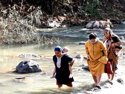 Emak-emak di Sukabumi Seberangi Sungai Imbas Jembatan Rusak