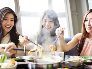 9 Negara Ini Punya Etika Makan Paling Aneh di Dunia 9 Negara Ini Punya Etika Makan Paling Aneh di Dunia