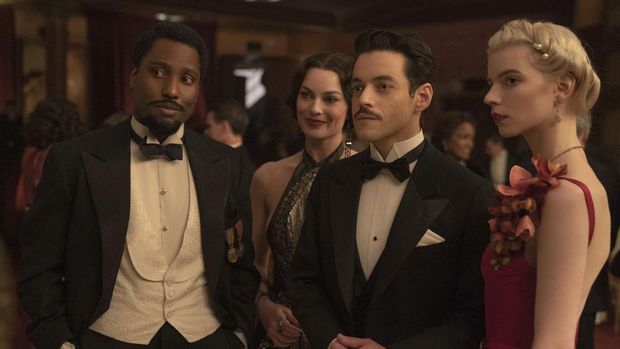 Film Amsterdam (L-R): John David Washington as Harold Woodman, Margot Robbie as Valerie Voze, and Christian Bale as Burt Berendsen in 20th Century Studios' AMSTERDAM. Photo by Merie Weismiller Wallace; SMPSP. © 2022 20th Century Studios. All Rights Reserved.