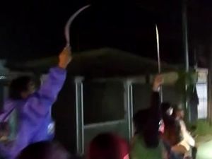 Viral! Aksi Pemotor Konvoi Acungkan Sajam di Bogor