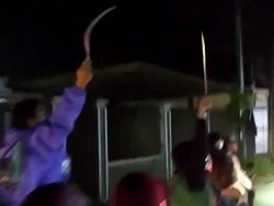 Viral! Aksi Pemotor Konvoi Acungkan Sajam di Bogor