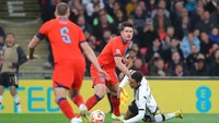 Pada gol pertama Jerman, Harry Maguire salah melepaskan umpan sehingga bisa dikuasai gelandang muda Jerman, Jamal Musiala. Berniat untuk menebus kesalahan, Harry Maguire coba merebut bola kembali tetapi yang terjadi justru dirinya melanggar Musiala di kotak terlarang. (Foto: Getty Images/James Gill - Danehouse)