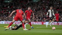 Lima menit berselang, gawang Inggris kembali kebobolan yang lagi-lagi disebabkan kesalahan fatal Maguire. Mantan pemain Leicester City itu kehilangan bola di tengah lapangan sehingga membuka celah bagi Jerman untuk melancarkan serangan balik. (Foto: DeFodi Images via Getty Images/DeFodi Images)