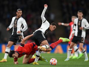 Maguire Dicaci Suporter, Maguire Dibela Southgate