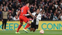 Maguire kembali jadi sasaran olok-olok akibat dua kesalahan itu. Dia tampaknya tidak kunjung membaik setelah banyaknya rangkaian blunder yang diciptakan ketika membela Man Utd. (Foto: Getty Images/Julian Finney)