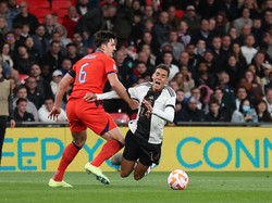 Maguire kembali jadi sasaran olok-olok akibat dua kesalahan itu. Dia tampaknya tidak kunjung membaik setelah banyaknya rangkaian blunder yang diciptakan ketika membela Man Utd. (Foto: Getty Images/Julian Finney)