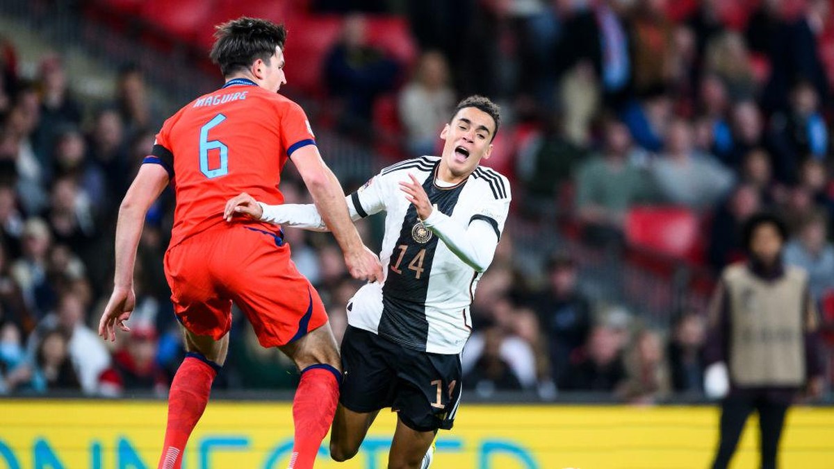 Harry Maguire menjatuhkan Jamal Musiala, berujung penalti untuk Jerman. (Foto: Getty Images/Marvin Ibo Guengoer - GES Sportf)