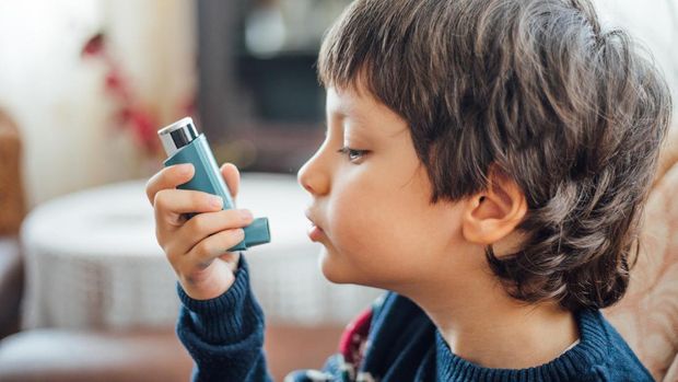 Ilustrasi anak menggunakan inhaler asma