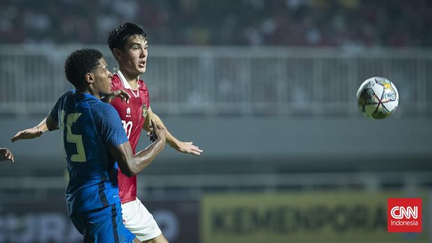 Indonesia vs Curacao Pesepak bola Tim Nasional Indonesia Elkan Baggott berebut bola dengan pesepak bola Tim Nasional Curacao Nathangelo Markelo dalam pertandingan 'FIFA Match Day' di Stadion Pakansari, Cibinong, Jawa Barat, Selasa, 27 September 2022. CNNIndonesia/Adhi Wicaksono.