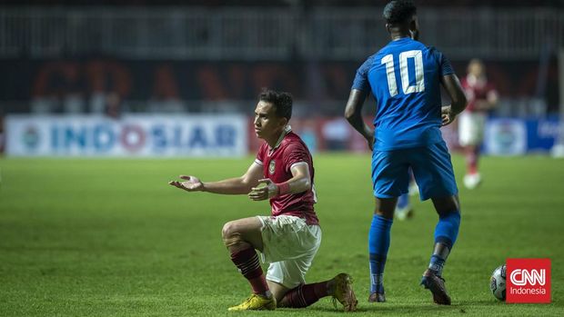 Pesepak bola Tim Nasional Indonesia Egy Maulana terjatuh usai berebut bola dengan pesepak bola Tim Nasional Curacao Leandro Bacuna dalam pertandingan 'FIFA Match Day' di Stadion Pakansari, Cibinong, Jawa Barat, Selasa, 27 September 2022. CNNIndonesia/Adhi Wicaksono.