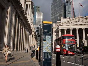 Inggris Batalkan Sunat Pajak Penghasilan, Orang Kaya Gigit Jari Deh!