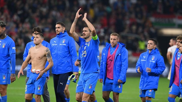 BUDAPEST, HUNGARY - SEPTEMBER 26: Players of Italy celebrate the win at the end of the UEFA Nations League League A Group 3 match between Hungary and Italy at Puskas Arena on September 26, 2022 in Budapest, Hungary. (Photo by Claudio Villa/Getty Images)