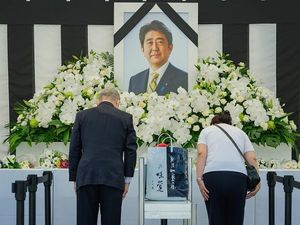 Benda Mencurigakan Bikin Batal Sidang Pembunuh Shinzo Abe, Apa Isinya? Benda Mencurigakan Bikin Batal Sidang Pembunuh Shinzo Abe, Apa Isinya?