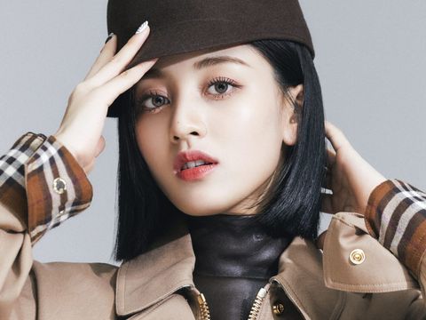 Jihyo mengaku jalannya bersama para anggota TWICE masih sangat panjang, bahkan sekarang belum mencapai setengah jalan / foto: GQ Korea