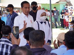 Warga Baubau Curhat ke Jokowi, Rela Jaminkan Ijazah buat Modal Usaha