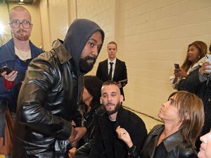 Bye Yeezy! Kanye West Pakai Sandal Jepit di Fashion Show Burberry