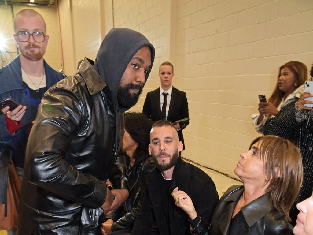 Bye Yeezy! Kanye West Pakai Sandal Jepit di Fashion Show Burberry Bye Yeezy! Kanye West Pakai Sandal Jepit di Fashion Show Burberry