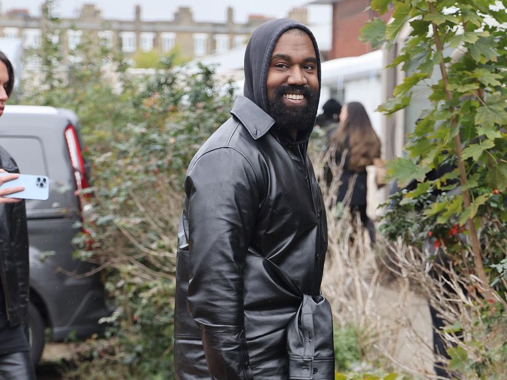 Kanye West Bukan Miliarder Lagi, Fans Galang Dana Tapi Cuma Dapat Segini Kanye West Bukan Miliarder Lagi, Fans Galang Dana Tapi Cuma Dapat Segini