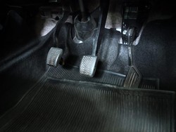 Kecelakaan Gegara Karpet Mobil Masih Terjadi, Begini Cara Pilih Karpet yang Aman