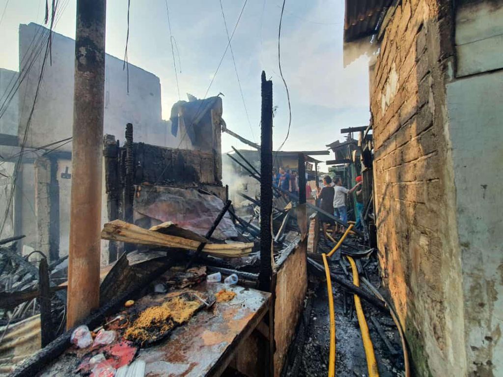 Kebakaran Sejumlah Rumah Semipermanen di Menteng Jakpus, 1 Orang Luka