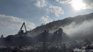 Foto Kebakaran TPA Antang Makassar yang Sudah 4 Jam Belum Padam